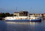 Swantevit im Juni 2006 vor dem Haus der Barther Hafenbehrde( Ballastkiste). Sie gehrt zur Vogelklasse I -Baureihe und ist die ehemalige Recknitz.