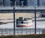 Noch dauert es ein paar Wochen bis die Saison mit den Ausflugsschiffen wieder beginnt, ein leerer Dampfer fhrt die Spree entlang durchs Berliner Regierungsviertel, 14.02.09