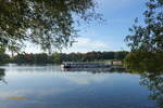 QUARTEERSLÜÜD am 22.10.2022, Hamburg ,Stadtparksee /

Fahrgastschiff (Barkasse) / Lüa 25,56 m, B 5,2 m, Tg 1,3 m / 130 Pass. / Alster-Touristik GmbH (ATG) / 1994 bei Menzer, Hamburg-Bergedorf 
