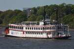 Fahrgastschiff QUEEN (ENI 02317987); Eigner/Betreiber: Reederei Kapit�n Pr�sse; Datum: 08.05.2026; Aufnahmeort: Elbe/Hafen Hamburg, Deutschland; Das Bild entstand anl�sslich der Einlaufparade zum 837. Hafengeburtstag.