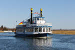 MS RIVER STAR fährt an ihrem Anleger in Zingst vorbei.