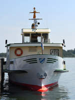 Das 1973 gebaute Fahrgastschiff MS RUDOLPH pausiert Mitte August 2020 im Hafen von Prien.