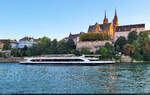 Das Eventschiff  Rhystärn  dreht während der Feierlichkeiten zum Nationalfeiertag der Schweiz seine Runden über den Rhein in Basel – hier unterhalb des Münsters.

🧰 Basler Personenschifffahrt AG (BPG)
🕓 31.7.2022 | 20:26 Uhr