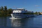 Bei der Rückfahrt auf der Mosel zu Tal in Richtung Remich begegnet uns das FGS Roude Leiw, Flagge Luxemburg.