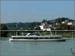 Das Ausflugsschiff  SISSI  beim Wendemanver auf dem Inn, vor der Marienbrcke, welche die Altstadt von Pasau mit der Innstadt verbindet.