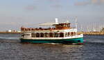 Das 26m lange Fahrgastschiff SELENE am 06.10.21 im Seekanal Rostock