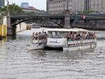 Solarschiff Solon am 11. Juni 2022 auf der Spree in Berlin Mitte.