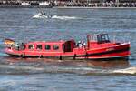 Hafenbarkasse SPERBER während des Hamburger Hafengeburtstages am 10.05.2015 auf der Elbe vor den St.-Pauli Landungsbrücken.
