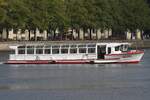 „Alsterdampfer“ SEEBEK; Eigner/Betreiber: ATG; Aufnahmeort: Alster (Binnenalster) Hamburg, Deutschland; Datum: 30.08.2025; Info: (H6035). Das Bild zeigt die SEEBEK auf der Binnenalster vom Ballindamm aus betrachtet.