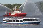 Fahrgastschiff SERRAHN QUEEN (ENI 04307330); Datum: 08.05.2026; Aufnahmeort: Elbe/Hafen Hamburg, Deutschland. Das Bild entstand zur Einlaufparade des 837. Hafengeburtstags. Im Hintergrund zu sehen die BRANDDIREKTOR WESTPHAL (ENI 04812840) der Hamburger Feuerwehr.