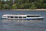 Fahrgastschiff SERRAHN QUEEN (ENI 04307330); Datum: 08.05.2026; Aufnahmeort: Elbe/Hafen Hamburg, Deutschland. Das Bild entstand zur Einlaufparade des 837. Hafengeburtstags.