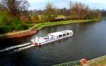 Die MS TRAVE QUEEN der Reederei Gabriel auf seiner Rundtour um Lbeck, hier in der Kanaltrave...