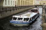 Die талисман (Talisman) fährt gerade unter die Eremitage-Brücke in St. Petersburg, 12.8.17