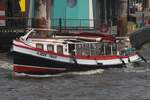 Hafenbarkasse TANJA (H3020) auf der Elbe im Hamburger Hafen (Höhe Anleger Altona/Fischmarkt) am 11.06.2025