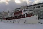 Festgefroren am Ufer des Kallavesi-Sees liegt das Ausflugsschiff  Ukko  in Kuopio, Finnland, 8.3.13