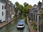 Ausflug an einem verregneten Septembertag im Jahr 2026 auf den alten Kanal (Oudegracht) in Utrecht mit dem Ausflugsboot UTRECHT-N (ENI: 03800793)