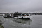 Das Hotel Fahrgastschiff VIKING ODIN lag am 13.12.2025 am Rheinufer in Mainz.
