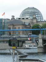 MS WEIHE vor dem Reichstag.