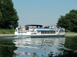 FGS Wappen von Berlin (05600350 , 45 x 8m) am 24.06.2016 im Sacrow-Paretzer-Kanal (UHW) Höhe km 30 auf Bergfahrt Richtung Berlin.