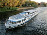 FGS Wappen von Berlin , 05600350 , 44,5 x 8m , am 08.09.2016 in Berlin-Spandau auf der Havel zu Berg in die Schleuse Spandau.