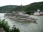 FGS Wappen von Köln (04200230 , 92,50 x 15,85m) am 18.07.2007 auf Rhein-Bergfahrt an der Burg Pfalzgrafenstein bei Kaub. Das ehemalige KD-Schiff ist Geschichte.