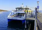 FGS Insel Mainau, am Anleger in Unteruhldingen am Bodensee, vollelektrischer Katamaran zur Personenbeförderung, von einer Werft in Stralsund gebaut und 2022 vom Bodensee-Schiffsbetrieb im Liniendienst eingesetzt, L=30m, 2x100 PS, max.300 Passagiere, April 2025