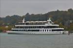 Katamaran MS Starnberg, Lnge 56 m: Breite 15 m; Baujahr 2004; Angetrieben von 2 Dieselmotoren mit je 500 Ps; kann 800 Passagieren befrdern, gebaut von der Lux-Werft in Niederkassel-Mondorf, aufgenommen am Anlieger in Starnberg am 10.10.2015.