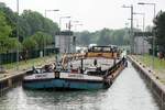 GMS Annegret (04018550 , 79,95 x 8,24m) am 11.05.2018 in der Schleuse Altenrheine / DEK zu Tal.