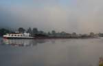 MS SARON, ein Binnenfrachter, Heimathafen Rhoon, auf der Mosel im morgendlichen Nebel (die Mosel kocht) beobachtet am 01.10.2013 bei Mehring.