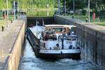 GMS Volenta (03310490 , 60,92 x 6,65m) am 11.05.2018 in der Schleuse Hesselte (DEK) bei der Bergschleusung.