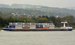 MS  AARBURG,  ein Container-Schiff auf dem Rhein bei  Marksburg  vom 26.09.2013.