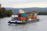 GSM Aqua Myra (02319046 , 110 x 11,40m) am 20.10.2014 mit einer Ladung Container auf dem Rhein bei Mainz zu Berg.