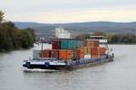 GSM Aqua Myra (02319046 , 110 x 11,40m) am 20.10.2014 mit einer Ladung Container auf dem Rhein bei Mainz zu Berg. 