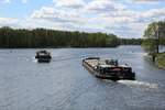 Schiffsbegegnung im  LEHNITZSEE / HAVEL-ODER-WASSERSTRASSE  am 25.04.2020. GMS  APOLLO  (08451013) fuhr zu Tal und das Schubboot  2353  (05612110) zu Berg.