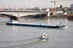 Motorgterschiff  Benja  kurz nach der Kennedybrcke in Bonn, im Vordergrund ein Boot der Wasserschutzpolizei - 18.03.2010