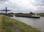 Containerschiff Caronia fährt in den Rheinhafen Emmelsum ein