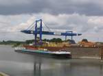 Containerschiff CARONIA wird im Rheinhafen Emmelsum beladen am 05.06.2009