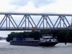 CUNADO(2325102; L=110; B=12,54; 3932t; 1530PS; Bj.1988) durchfährt mit einer Ladung Container die Baanhoekbrücke beiPapendrecht; 110829