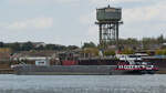 Das mit Containern beladene Gütermotorschiff CUGINI (ENI: 02325324) auf dem Rhein, so gesehen Ende August 2022 in Duisburg.