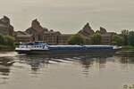 GMS CORSO, 02329696, fhrt whrend einem Spaziergang an der Maas bei Maastricht zu Berg an mir vorbei.