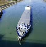 GMS C'est La Vie, rheinaufwärts, bei der Einfahrt in die Schleusenkammer Vogelgrün/Elsaß, März 2025