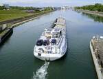 GMS Cedi, verläßt die Schleuse Vogelgrün/Elsaß und fährt rheinabwärts, April 2025