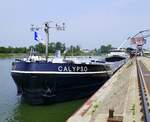 GMS Calypso, hat im Rheinhafen Breisach festgemacht, L=100m, Tonnage 2496t, 2x640 PS, Baujahr 1970, gemeldet in Dunkerque/Belgien, Juni 2025