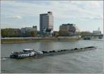 Das Gterfrachtschiff  Descanso  auf dem Rhein in Kln.