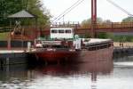 Motorschiff  Dmitz  im Hafen Anklam, Aufnahme vom 03.05.2014 aus Richtung Bahnbergang an der Eisenbahnbrcke. Im Hintergrund die Fussgngerbrcke ber die Peene.