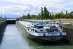 GMS Durabo, ENI 06004128, wird in der Schleuse Vogelgrün/Elsaß rheinaufwärts geschleust, Juli 2025
