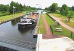 GMS ELLA ENI04004810, MMSI 261182730, Rufzeichen: SR2730, L.= 80m x B.= 8,00m,  macht die Vorderleine in der Berkenthiner ELK-Schleuse fest...
