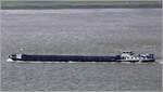 Die 1972 gebaute ESMEE (ENI 02322454) fährt am 27.09.2018 auf der Weser Höhe Bremerhaven zu Berg. Sie ist 85 m lang, 9,5 m breit und hat eine Tonnage von 1.666 t. Heimathafen ist Hude.