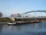 GMS Gina (04015620 , 79,71 x 7,95m) am 11.01.2020 beim Unterqueren der Paretzer Strassenbrücke im Havelkanal zu Tal.