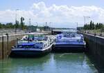 GMS Hera und GMS Camargue, werden in der Schleuse Vogelgrün/Elsaß rheinaufwärts geschleust, Mai 2025